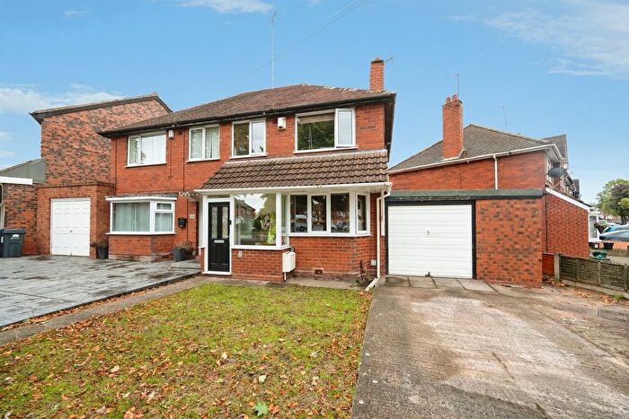 3 Bedroom Semi Detached House For Sale In Grindleford Road, Birmingham, B42