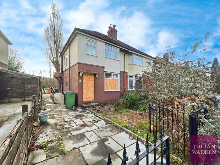 3 Bedroom Semi-Detached House For Sale In Foliage Road, Brinnington, Stockport, SK5