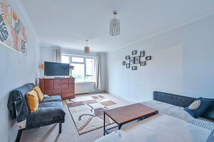 1 Bedroom Flat To Rent In School Close, Guildford, GU1