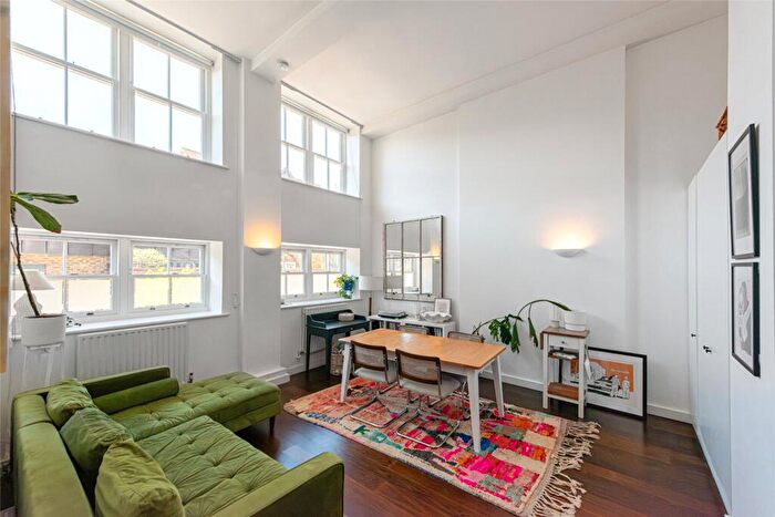 2 Bedroom Apartment For Sale In Ecclesbourne Road, Islington, London, N1