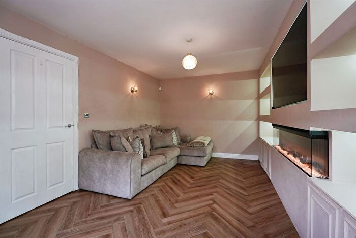 3 Bedroom Semi-Detached House For Sale In Union Road, Low Moor, Bradford, BD12