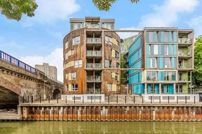 2 Bedroom Flat For Sale In Wharf Lane, London, E14