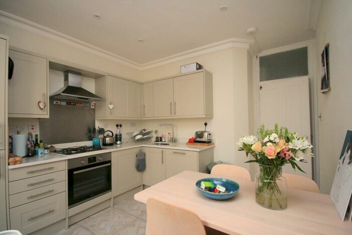 1 Bedroom Flat To Rent In Queen's Club Gardens, London, Greater London, W14