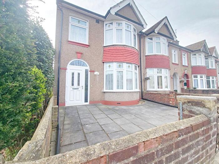 3 Bedroom End Of Terrace House To Rent In Upminster Road South, Rainham, Essex, RM13