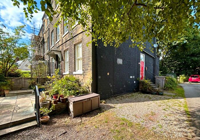 2 Bedroom Flat To Rent In Woodhouse Cliff, Leeds, LS6