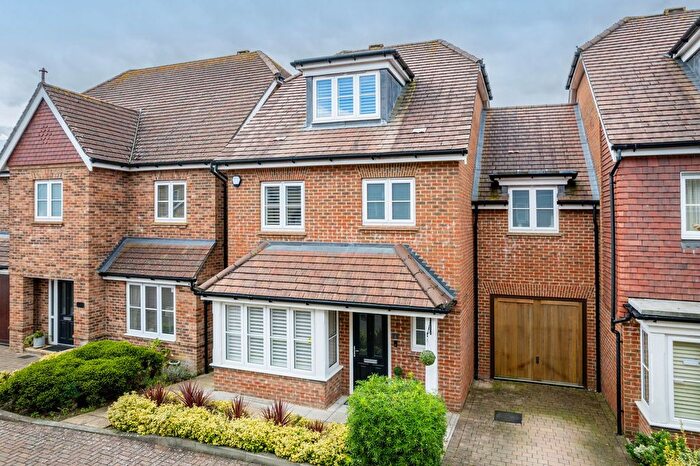 4 Bedroom Detached House For Sale In Willow Mews, Caterham, CR3