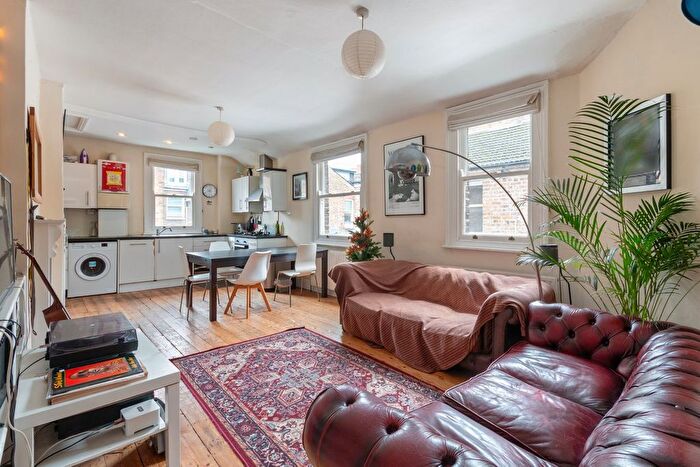 3 Bedroom Maisonette For Sale In Ormiston Grove, Shepherd's Bush, London, W12