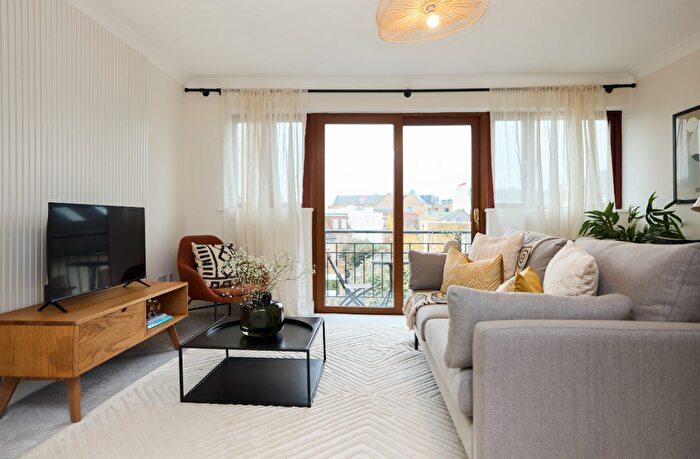 1 Bedroom Flat To Rent In Manor House Way, Isleworth, TW7