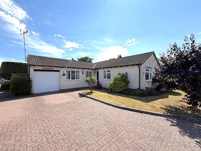 3 Bedroom Detached Bungalow For Sale In Hathaway Drive, Warwick, CV34