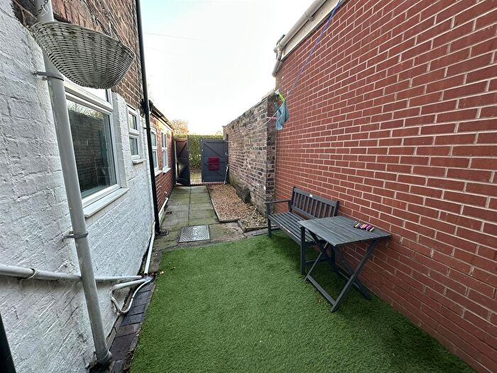 1 Bedroom Flat To Rent In Victoria Street, Chesterton, Newcastle, Staffs, ST5