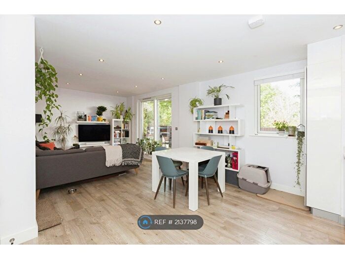 3 Bedroom Flat To Rent In Coombe House, London, E3