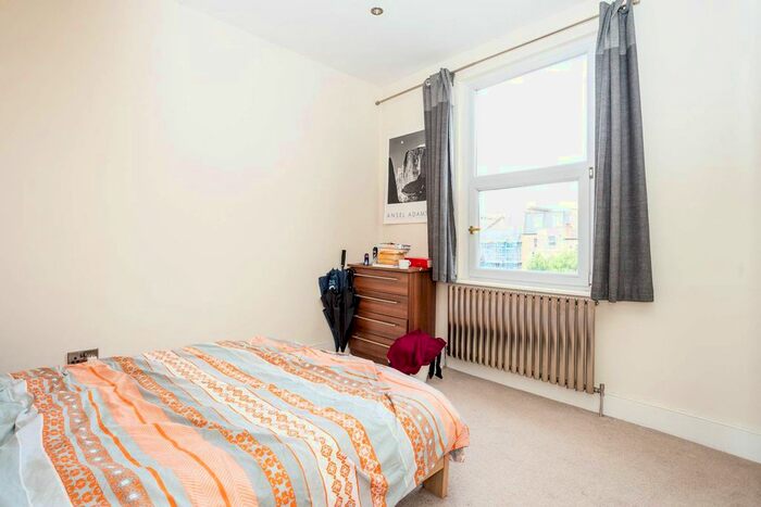 2 Bedroom Flat To Rent In Barons Court Road, Barons Court, London, W14