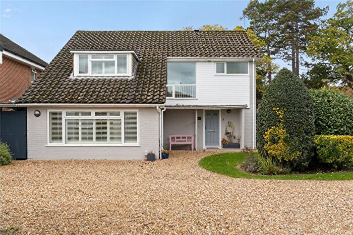 4 Bedroom Detached House To Rent In Greenway Close, West Byfleet, Surrey, KT14