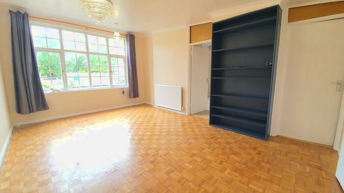 2 Bedroom Flat To Rent In South Park Crescent, Gerrards Cross, SL9