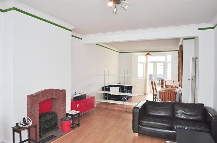 3 Bedroom End Of Terrace House To Rent In Hawthorn Avenue, London, N13