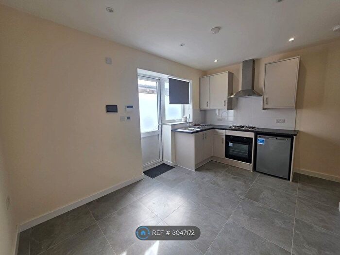 Studio To Rent In North Circular Road, London, NW2