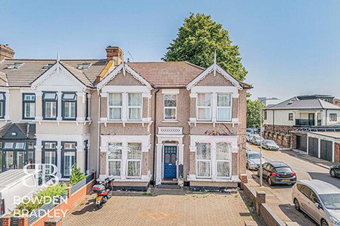 2 Bedroom Maisonette For Sale In Redcliffe Gardens, Ilford, IG1