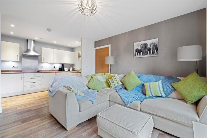 2 Bedroom Flat For Sale In Oasthouse Drive, Horndean, Waterlooville, PO8