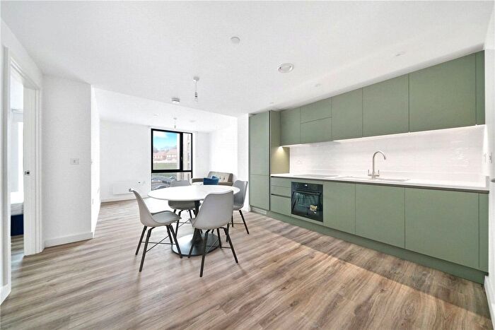 2 Bedroom Flat To Rent In Chevette Court, Kimpton Road, Luton, LU2