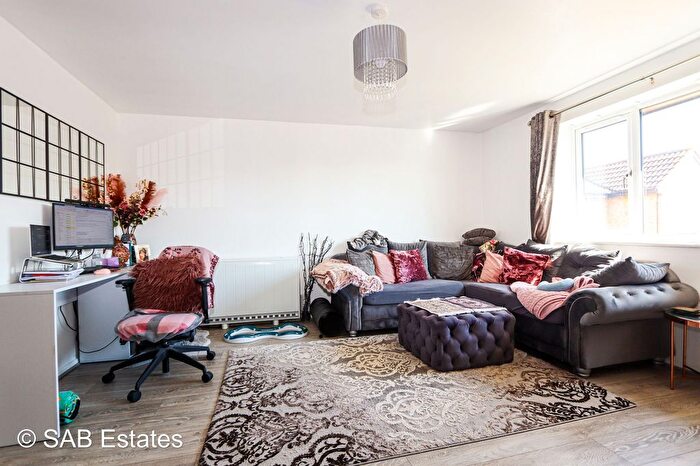 2 Bedroom Flat To Rent In Walpole Road, Slough, SL1