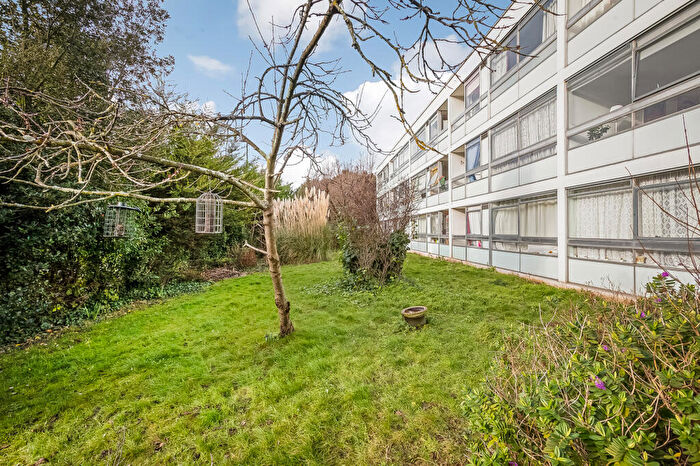 1 Bedroom Flat To Rent In Elm Court, Belmont Hill, London, SE13