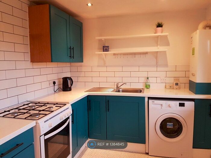 3 Bedroom Flat To Rent In Craigton Street, Faifley, G81