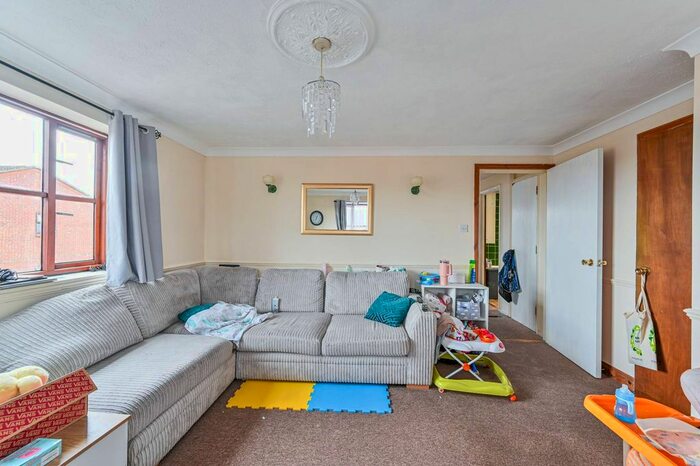 2 Bedroom Flat To Rent In Spring Grove, Mitcham, CR4