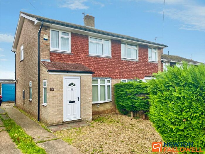 3 Bedroom Semi Detached House For Sale In Goodliff Road, Grantham, NG31