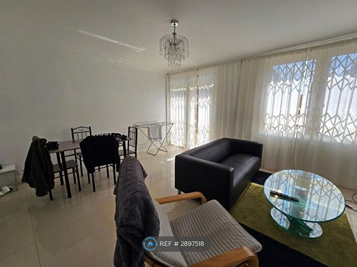 3 Bedroom Maisonette To Rent In Fern St, London, E3