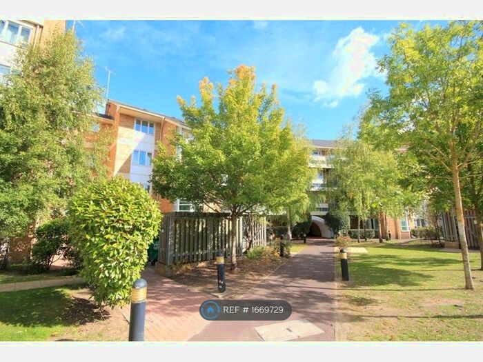 2 Bedroom Flat To Rent In Branagh Court, Reading, RG30