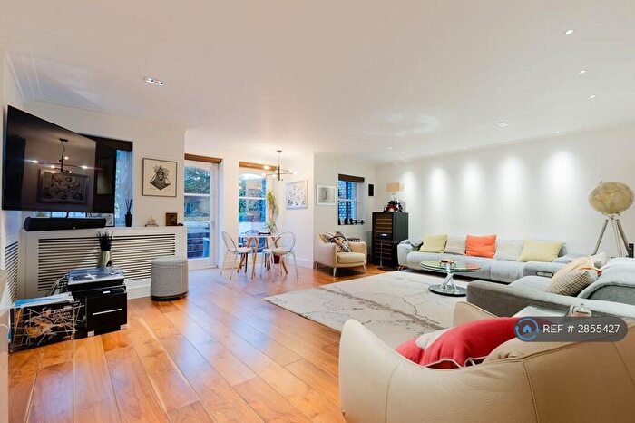 3 Bedroom Flat To Rent In Rosslyn Hill, London, NW3