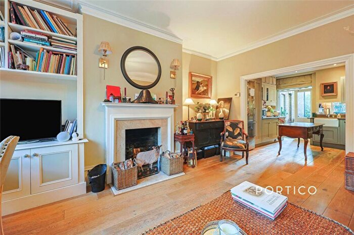 3 Bedroom Flat To Rent In Albert Bridge Road, London, SW11
