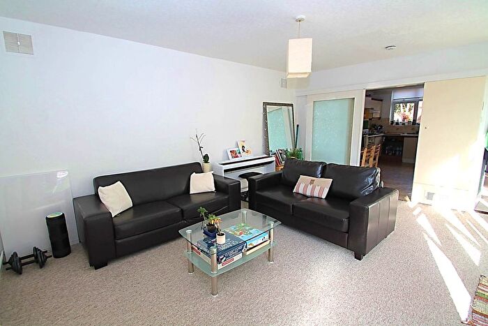 3 Bedroom Flat To Rent In Clarence Avenue, London, SW4