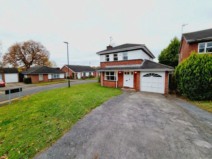 4 Bedroom House To Rent In Humphrey Middlemore Drive, Birmingham, B17