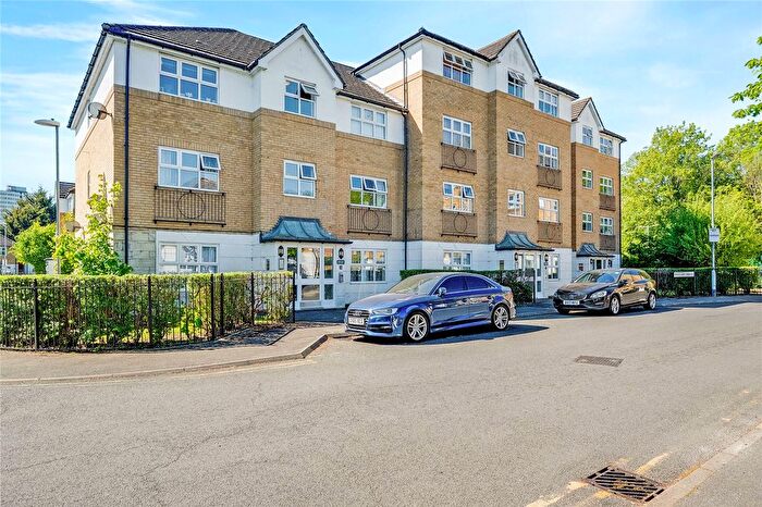 1 Bedroom Flat For Sale In Hillary Drive, Old Isleworth, TW7