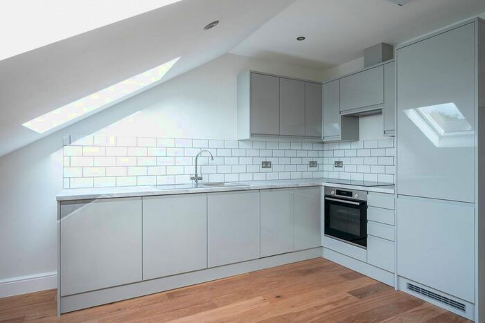 1 Bedroom Flat To Rent In Merton Road, South Wimbledon, London, SW19