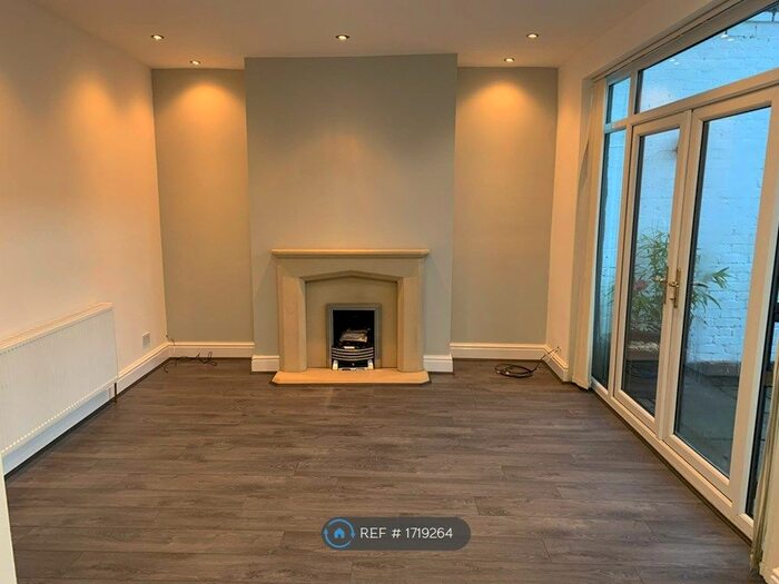 3 Bedroom Semi-Detached House To Rent In Longmead Road, Salford, M6