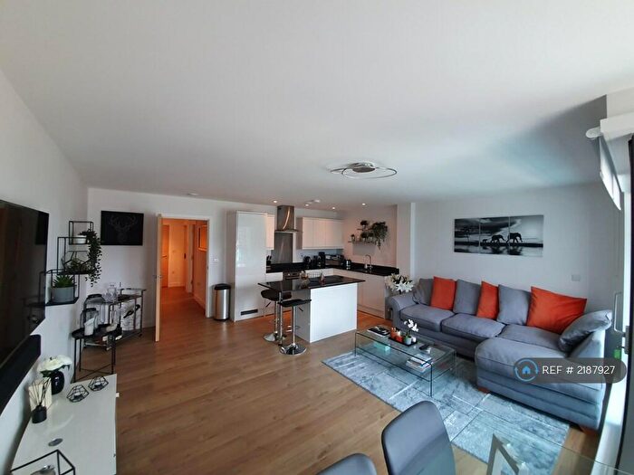 2 Bedroom Flat To Rent In Queensgate, Redhill, RH1