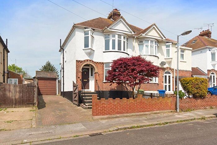 3 Bedroom Link Detached House To Rent In Eastwood Road, Sittingbourne, Kent, ME10