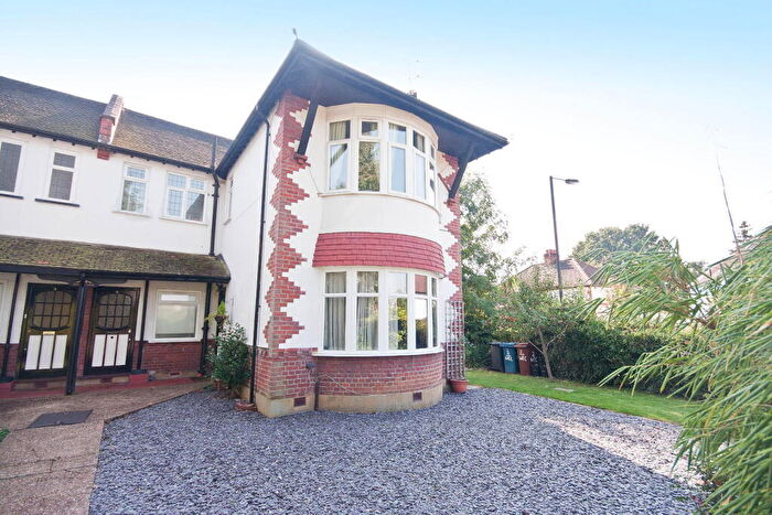 2 Bedroom Maisonette For Sale In West End Avenue, Pinner, Middlesex, HA5