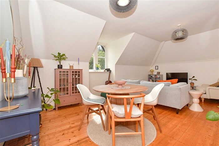 2 Bedroom Flat For Sale In The Grove, Pluckley, Ashford, Kent, TN27