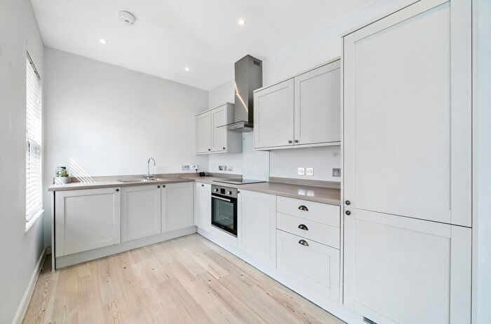 2 Bedroom Apartment For Sale In West End Road, Mortimer Common, Reading, Berkshire, RG7