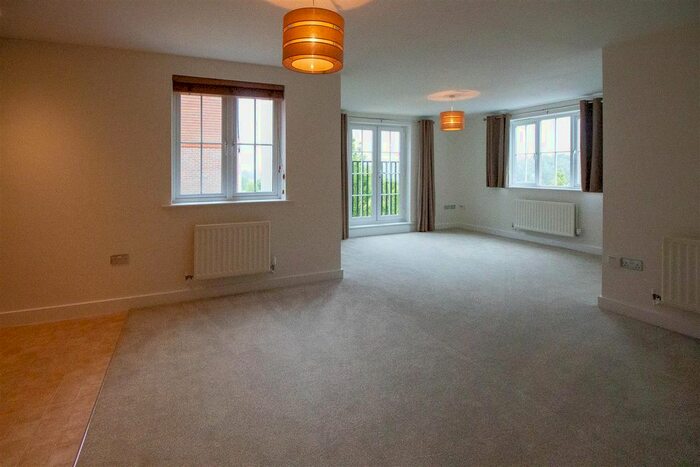 2 Bedroom Flat To Rent In Large Flat With Garage | Highbank, H. Heath, RH16