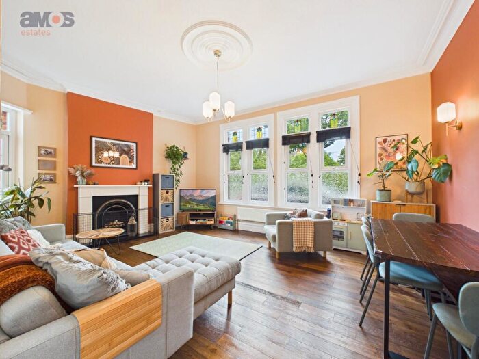 3 Bedroom Flat For Sale In Cobham Road, Westcliff-On-Sea, Essex, SS0