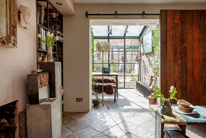 2 Bedroom Flat For Sale In Warwick Avenue, Maida Vale, W9