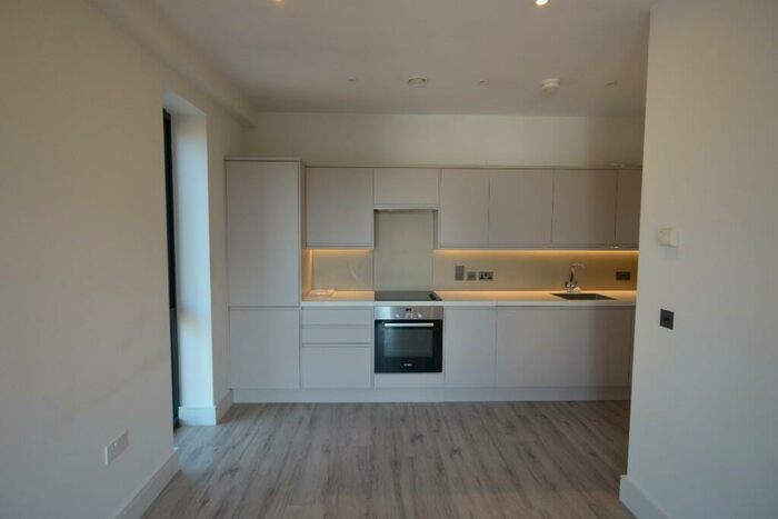 1 Bedroom Flat To Rent In Nixey Close, Slough, Berkshire, SL1