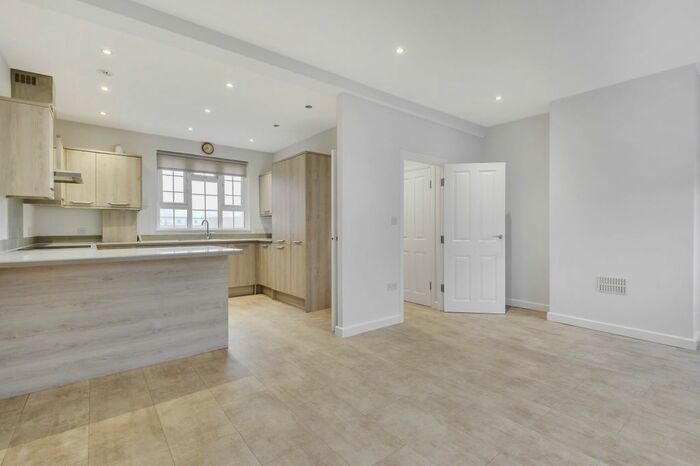 2 Bedroom Flat To Rent In Church Street, Reigate, RH2