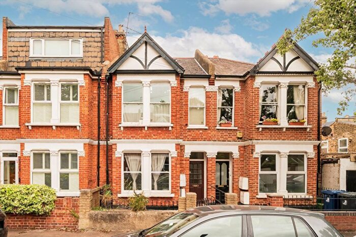 2 Bedroom Flat To Rent In Temple Road, Temple Road, W4