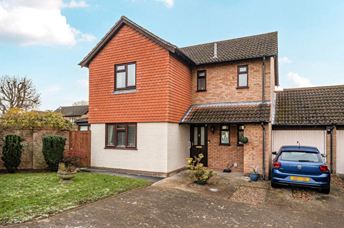 4 Bedroom Link Detached House For Sale In New Road, West Molesey, Surrey, KT8