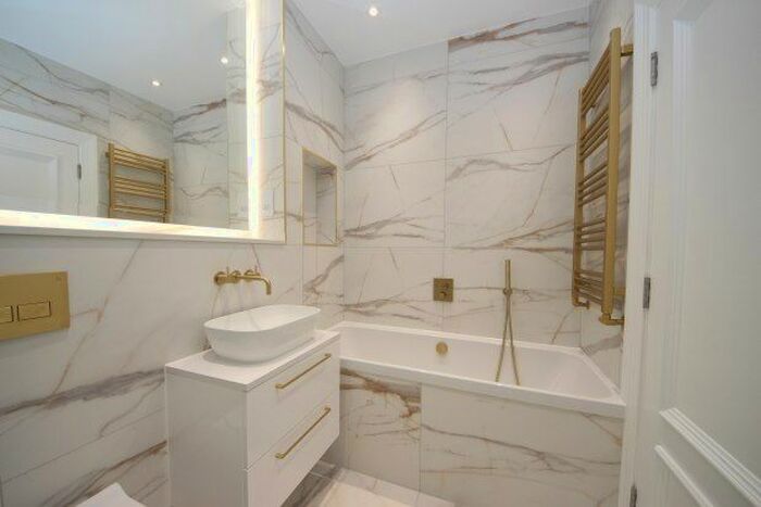 2 Bedroom Flat To Rent In Fairmile Lane, Cobham, KT11